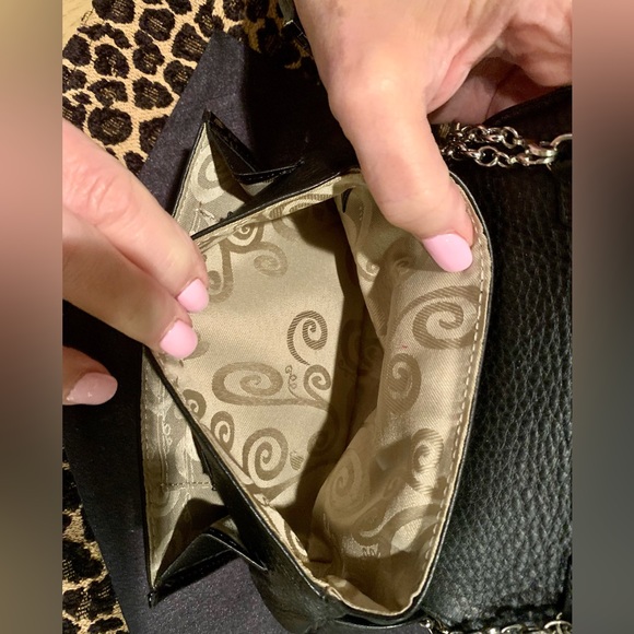 LN BRIGHTON CLUTCH W/CRYSTAL MEDALLION. PEBBLE LEATHER W/PATENT LEATHER TRIM. - Picture 6 of 7